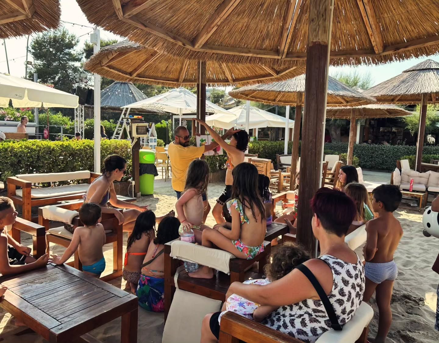 Un solo scatto per lasciare traccia di un pomeriggio meraviglioso: abbiamo letto gli albi in spiaggia, circondati dalle risate ...